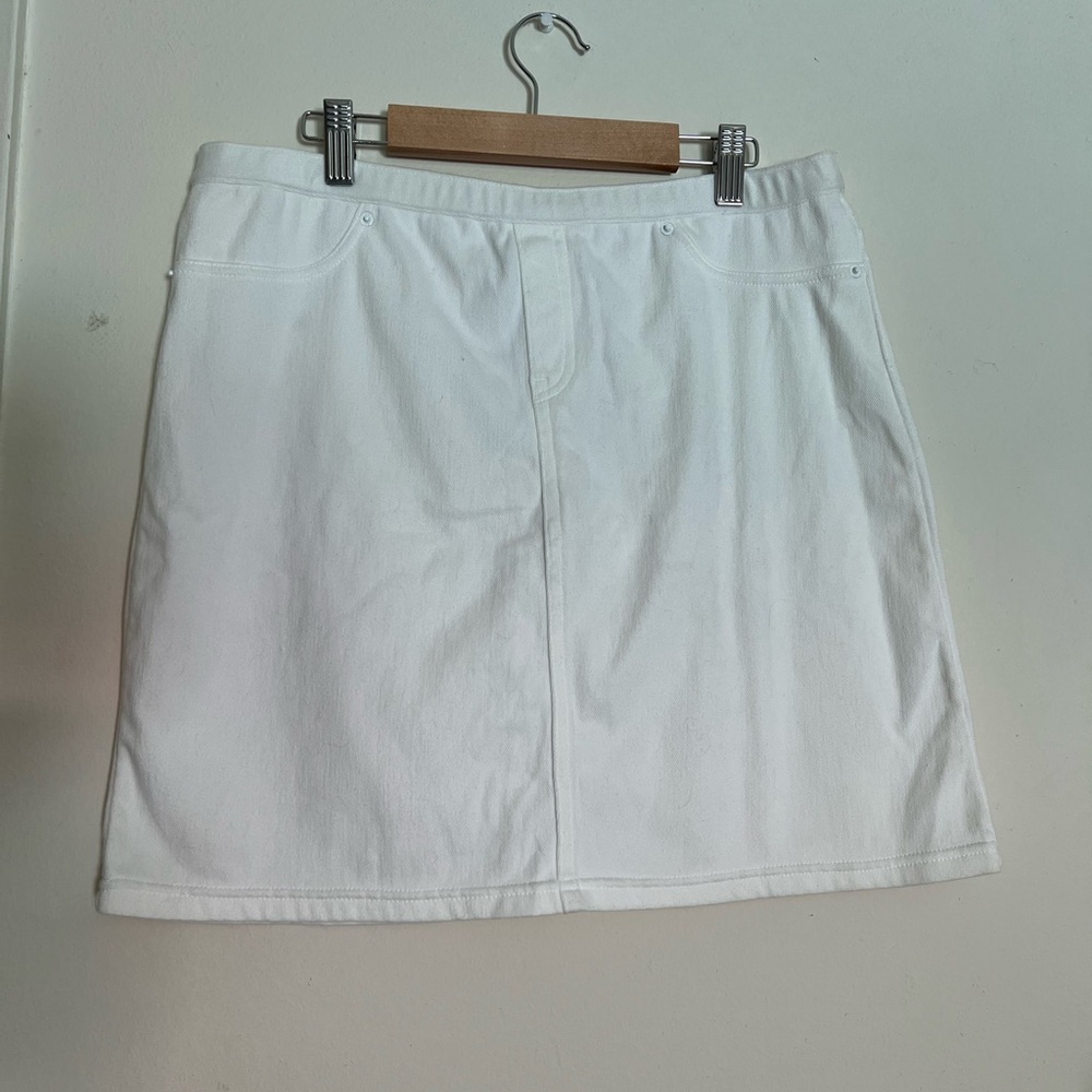 HUE Classic White Skirt